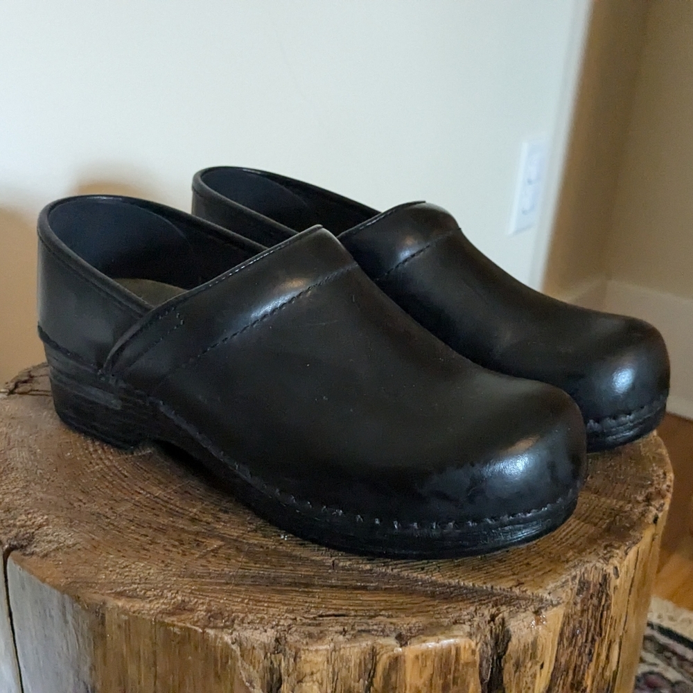 NWOT Dankso Clogs Black Size 6.5 / 7 US